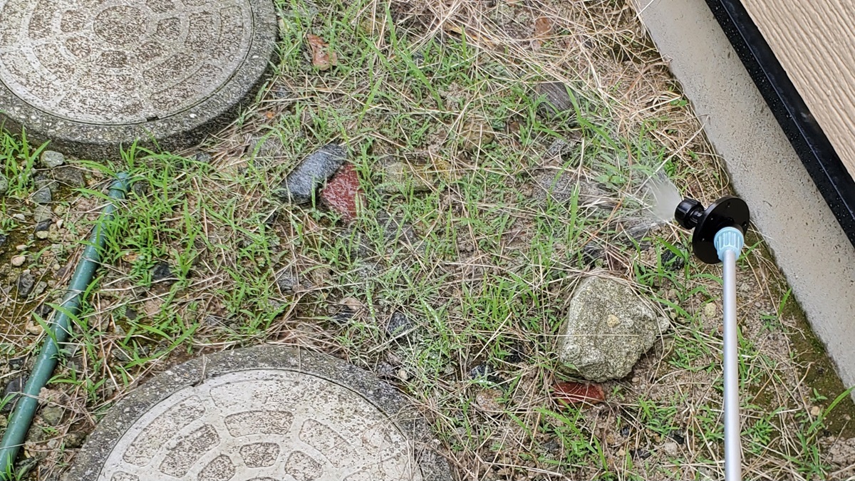 除草剤散布・汚れない撒き方・アイキャッチ